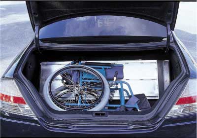折りたたみ、車のトランクに積み込むイメージ